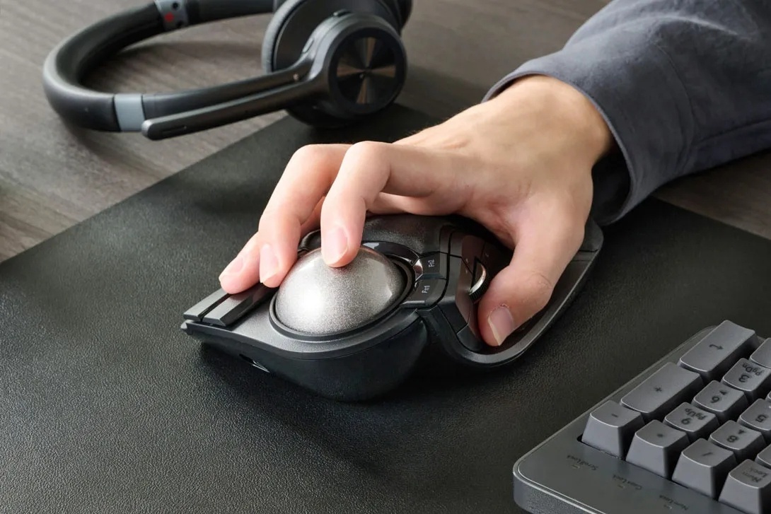    Elecom представила необычную мышь-трекбол Huge Plus с 10 кнопками