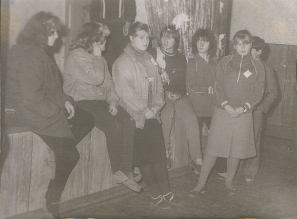 Мои детдомовские одноклассницы. В актовом зале Кипельской  школы. Слева-направо. Наташа, Лариса, Неля, Ира, (опять Ира- лохматая я) и Наташа. Ирина не была нашей одноклассницей, училась на класс младше, но была ровесницей. Частое явление в ту пору в детском доме. ( обратите внимание- мы все в тапочках, самая удобная обувь. И да- мы на празднике осени))