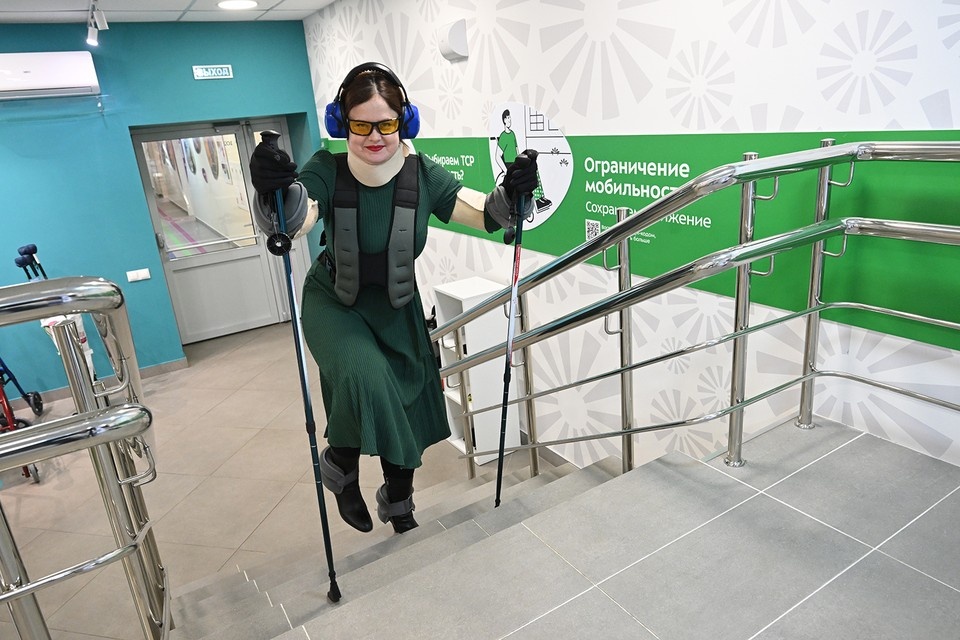    На нашего корреспондента надели экипировку весом 17 кг, чтобы она могла прочувствовать, как тяжело пожилым подниматься по лестнице. Михаил ФРОЛОВ