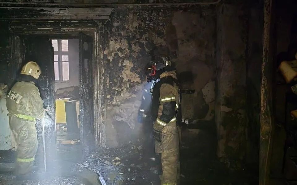    Пожарные ликвидировали возгорание в заброшенном здании на проспекте Ленина, 94