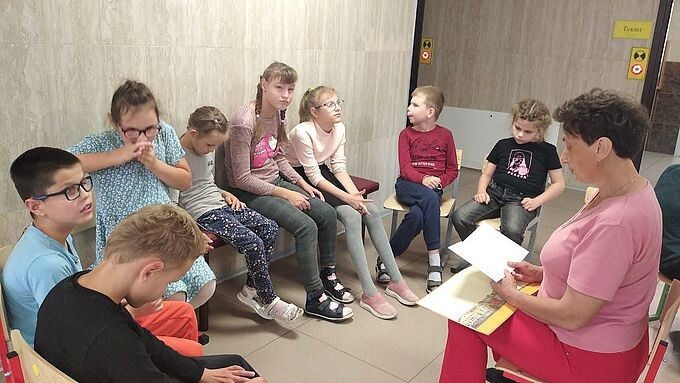 Дети слушают преподавателя