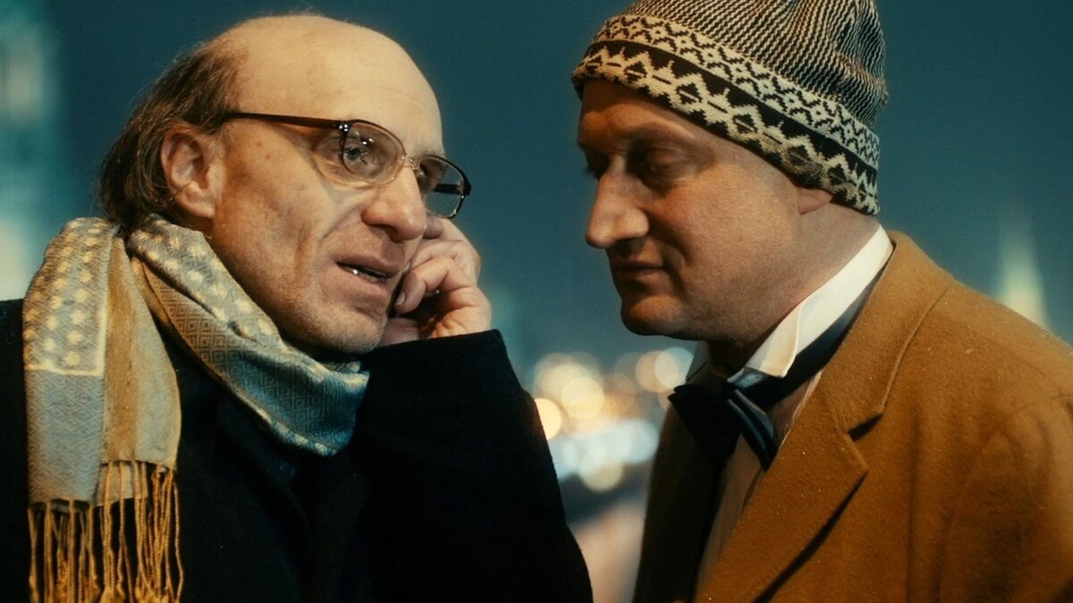 Гоша Куценко в шапочке и смокинге