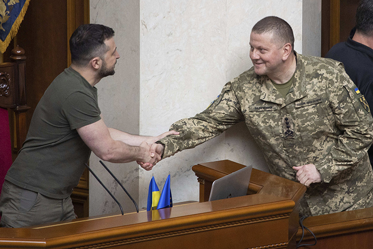    Статья Залужного опять апеллирует к западному читателю, который, судя по всему, все еще «голосует сердцем».   
Фото: © Ukrainian Presidential Press Off / Keystone Press Agency / www.globallookpress.com