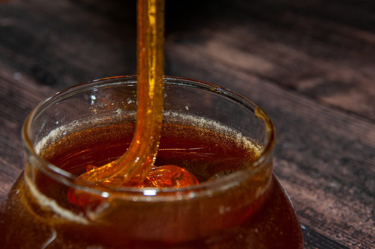 Настоящий мед трудно найти в уральских супермаркетах.  Фото: ФедералПресс / Светлана Возмилова