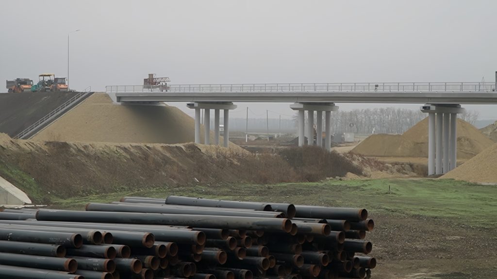    Путепровод перед съездом на дорогу, ведущую на Брюховецкий район, - доминирующая высота на строительстве пятой очереди «северного объезда». Фото Сергея Курбана. Владимир Головенко