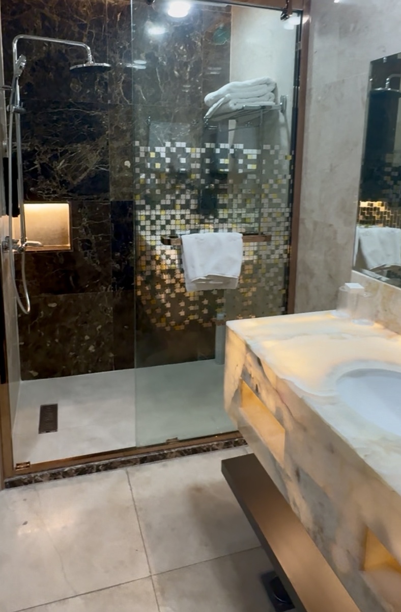 Номер небольшой, но уютный