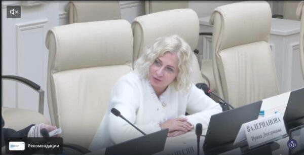 Ирина Валерианова, сооснователь Ассоциации розничной торговли, задает вопросы участникам совещания в Совете Федерации