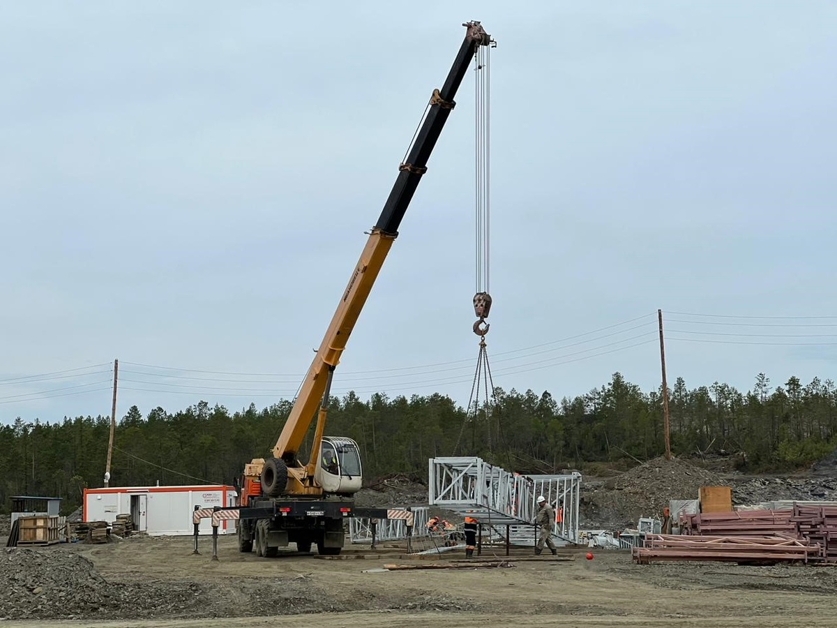 Работа автомобильного крана на строительстве объектов ГОКа «Светловский» (Фото: АО «Иргиредмет»)