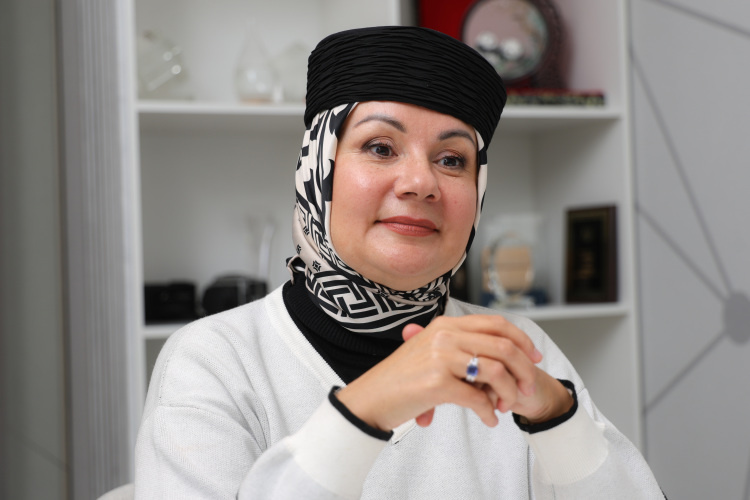    Айгуль Бариева: «Для меня главное, чтобы сердце откликнулось. Я не буду выходить замуж ради престижа, денег или чтобы просто был рядом муж. Только по любви».   
Фото: Андрей Титов