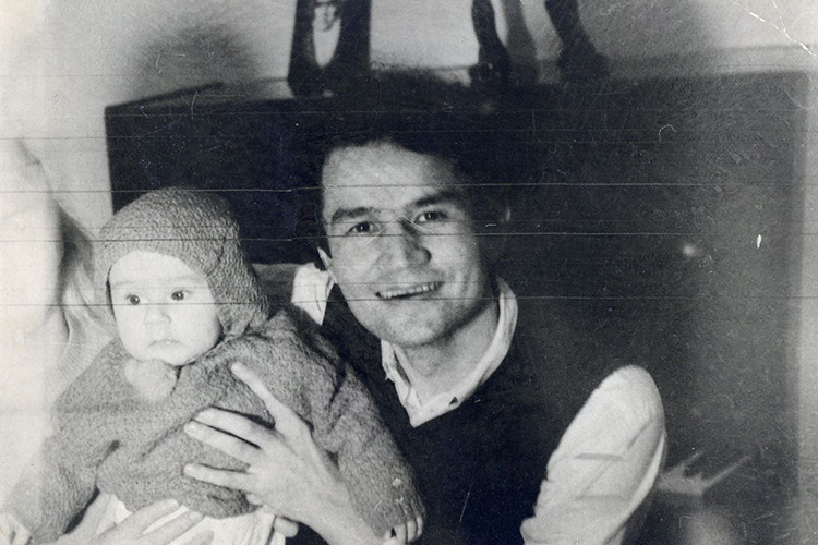    «Он был драматическим актером, и в первое время ему чаще давали отрицательные роли. Мне всегда было обидно за это — ведь люди часто думают, что он и в жизни такой», — говорит про своего отца народная артистка РТ Айгуль Бариева.   
Фото: Фото предоставлено А. Бариевой