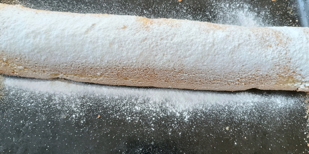 Осень. Бисквитный рулет с яблоками