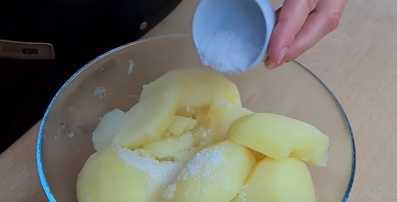 Пышные пирожки на кефире и сметане: секрет мягкости даже после разогрева