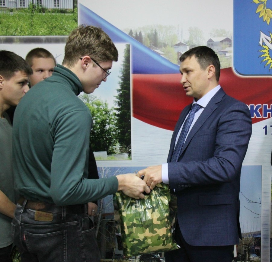 18 призывников отправятся на службу во время осенней призывной кампании. Глава НТМО Андрей Постовалов встретился с ребятами и вручил им полезные подарки /
Фото: © Пресс-службы администрации НТМО