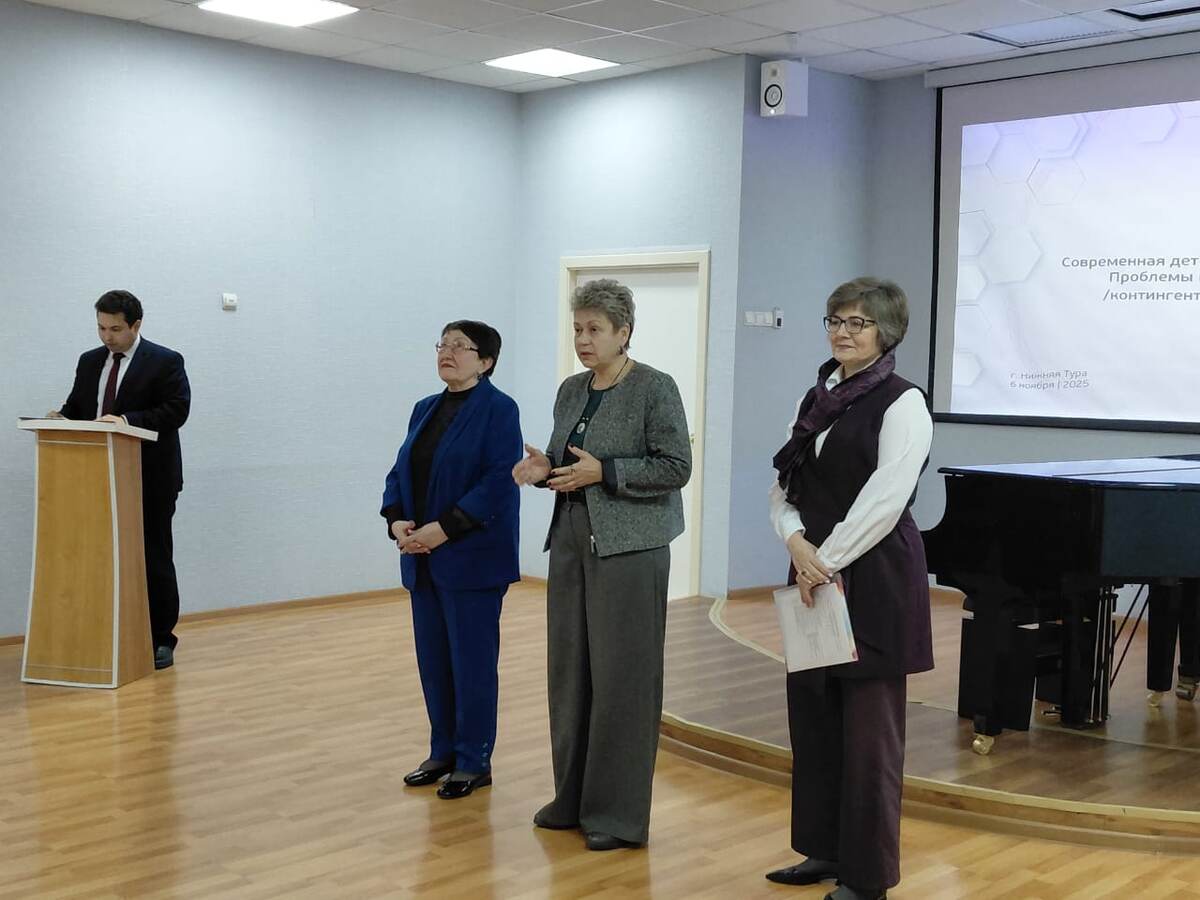 С приветственным словом обратилась заместитель министра культуры Свердловской области Лариса Вакарь (в центре), особенно подчеркнувшая важность миссии поддержки одаренных детей в малых городах / Фото: © Предоставлено ДШИ