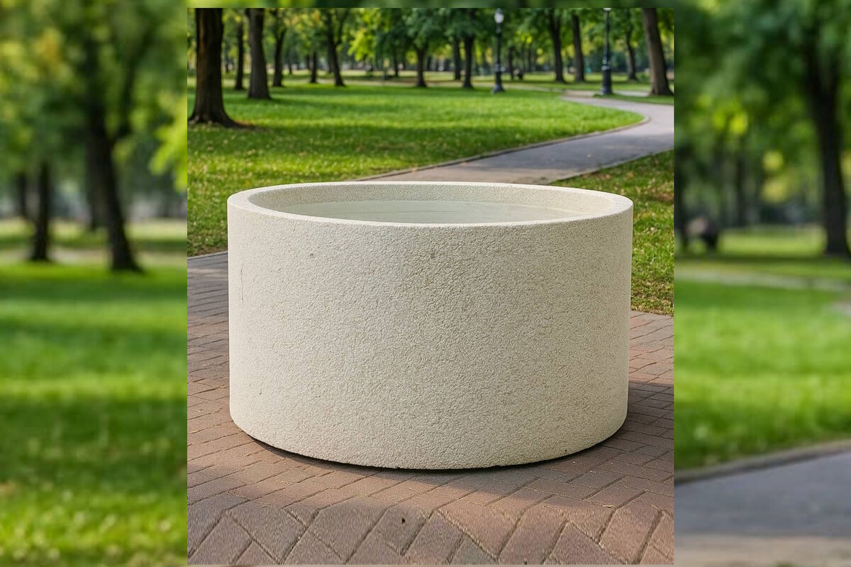 Мы изготавливаем крупные бетонные вазоны, которые становятся настоящими акцентами в пространстве — от частных садов до общественных территорий.
Каждое изделие создаём индивидуально, по размерам и стилю заказчика: форма, фактура, цвет, пропорции — всё настраивается под вашу задачу.

Один из недавних проектов — массивный бетонный вазон весом 1400 кг.
Такой вес — гарантия устойчивости, долговечности и монолитности. Вазон идеально подходит для высадки крупных растений, деревьев или для оформления входных зон.

Готовим и другие модели — от более компактных до по-настоящему монументальных.
