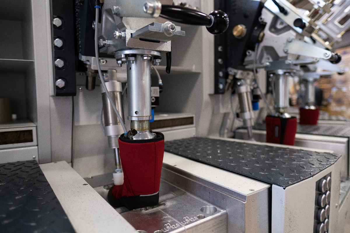 Процесс прилива подошвы методом прямого литься