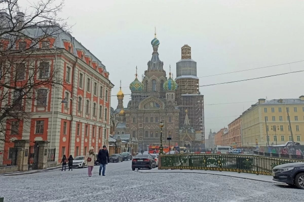   Первый снег выпал в Петербурге минувшей ночью