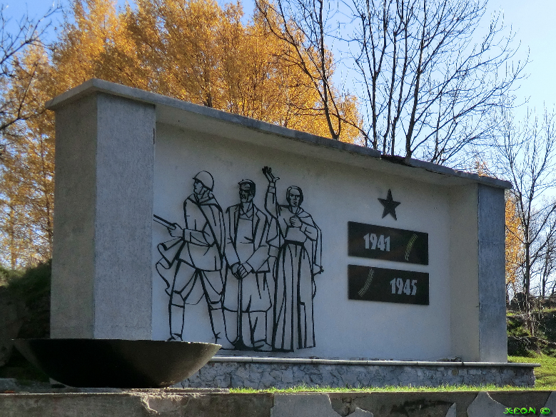 фото обложки: памятная стела защитникам Лиепаи. Прежде этот памятник с фигурами красноармейца, моряка и девушки-санитарки стоял на берегу Торгового канала. В октябре 2022 
года власти Латвии снесли его.