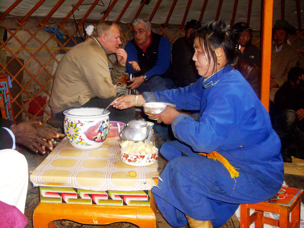 Традиционная монгольская еда (фото автора)