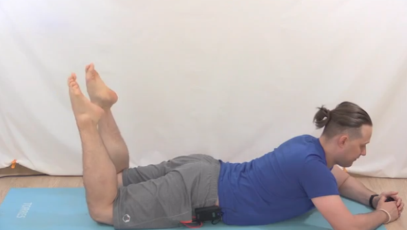 На картинке показано Вращения голеностопных суставов (лежа на животе), Упражнения для коленных и тазобедренных суставов начинаем с вращений голеностопных суставов: