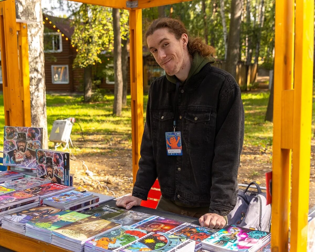 Никита Серебряков — сценарист, художник и сотрудник издательства Wizart Comics. 