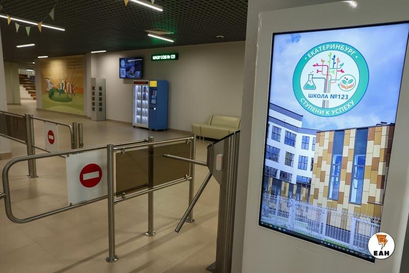    Турникет при входе в школу