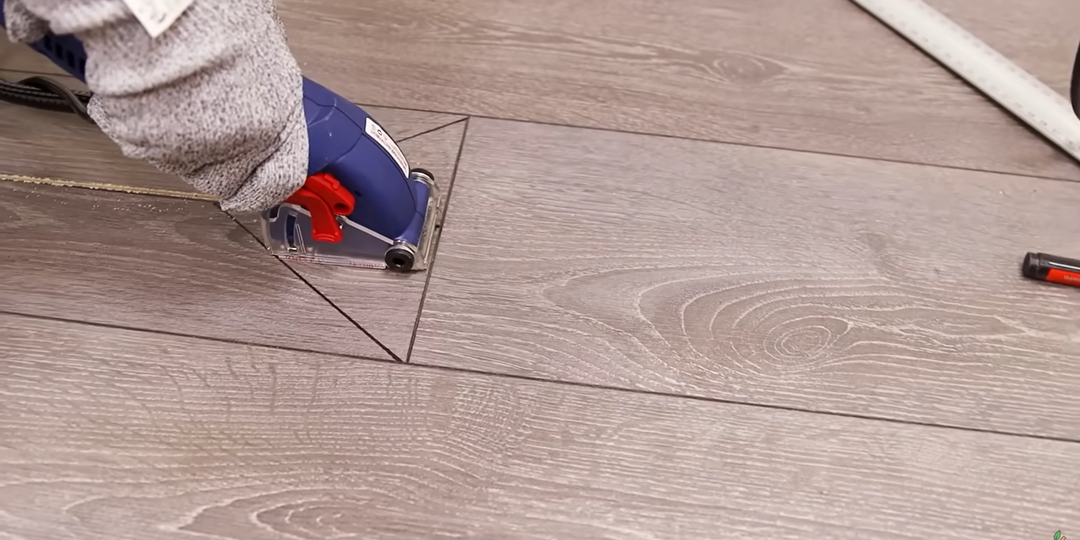 Как заменить поврежденную доску ламината в центре комнаты без разбора всего покрытия