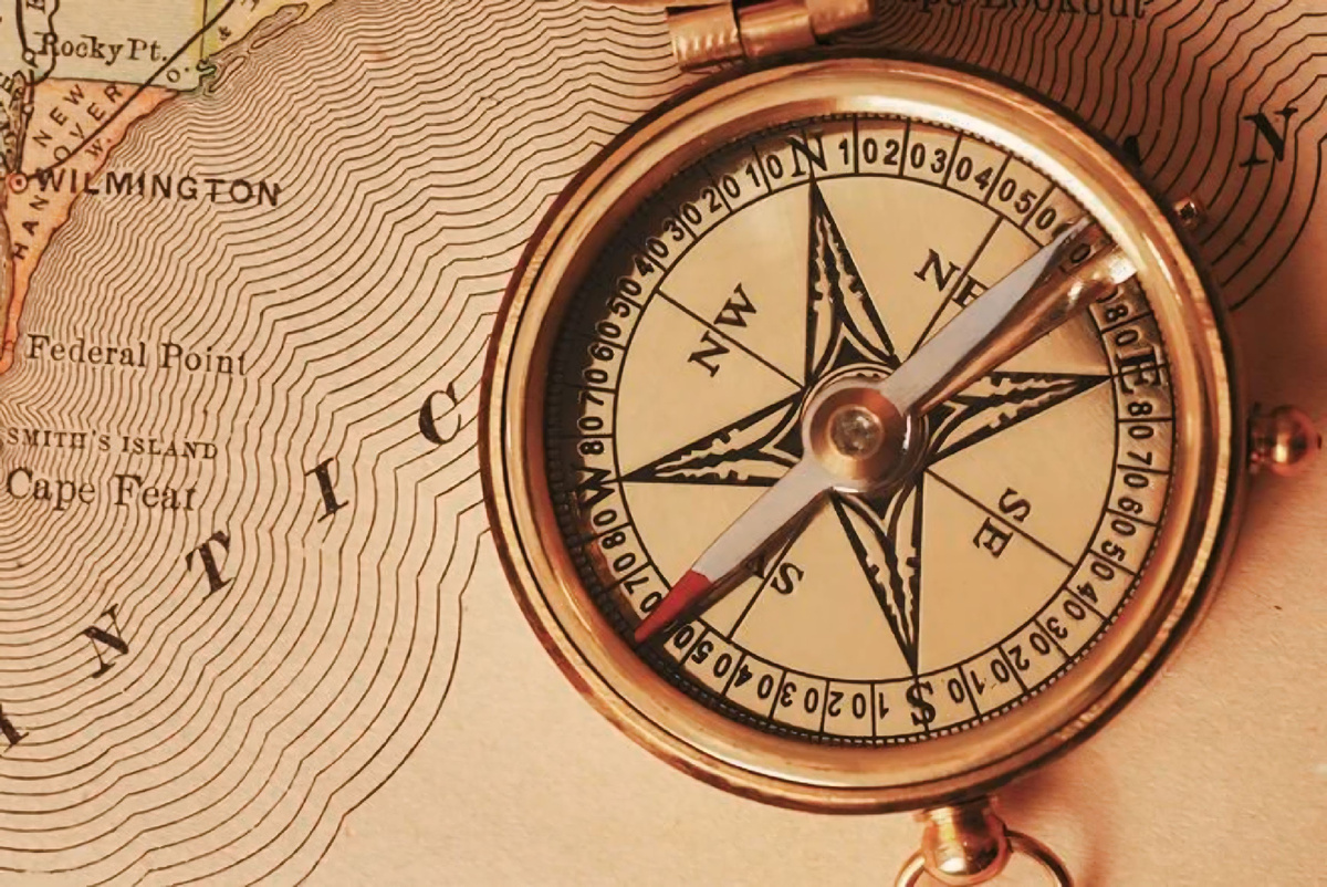 Посчитай стороны света: север, северо-восток, восток, юго-восток, юг, юго-запад, запад, северо-запад. Круг замкнулся. Теперь посмотри вверх — на солнце или на звёзды — вот оно девятое направление. А если есть верх, то есть и низ — десятый путь. Это тайна о десяти дорогах — сакральная суть Десятирицы…