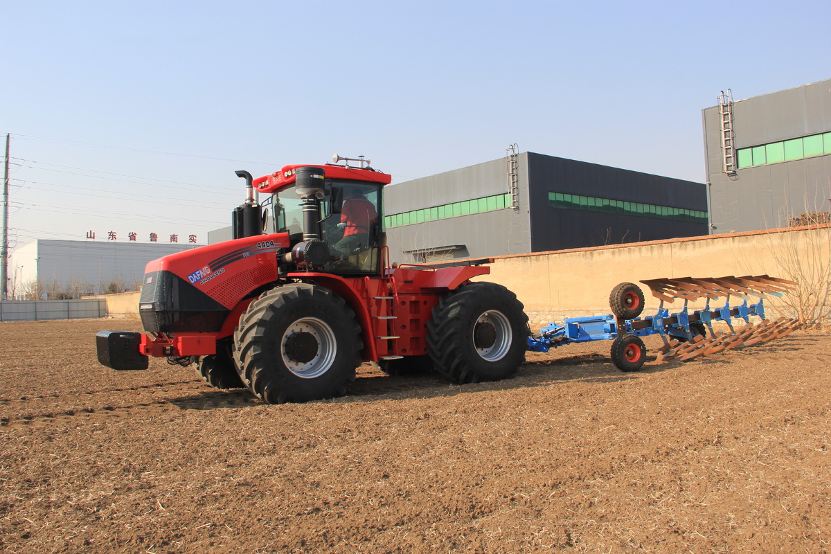 Трактор с шарнирно-сочлененной рамой