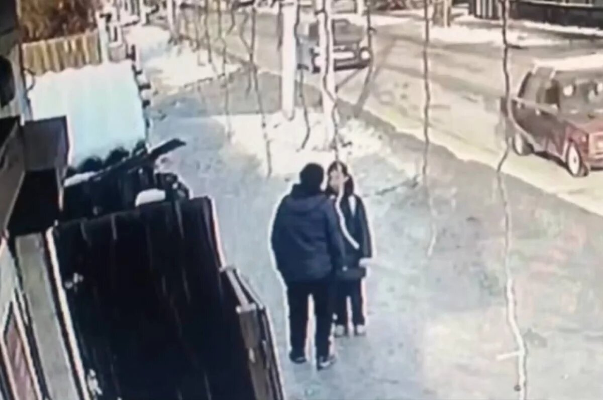    Тувинец домогается до школьницы