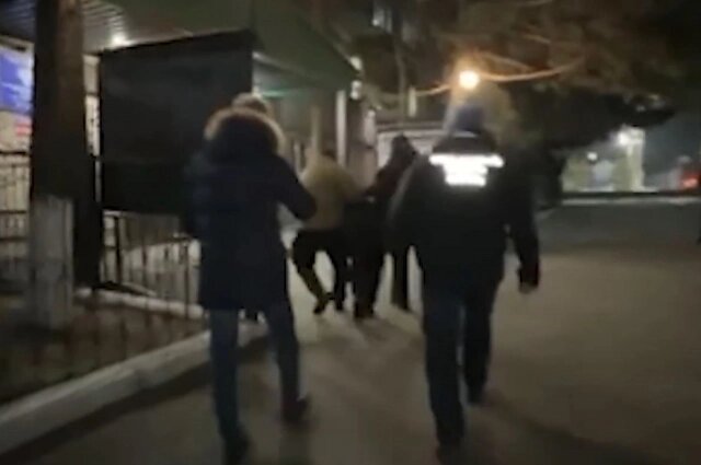    Задержание мужчины, напавшего на девочку в Туве. Фото: ГСУ СК по Республике Тыва