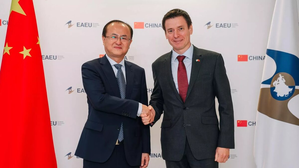 Представитель Китайских железных дорог и министр по торговле ЕЭК Андрей Слепнев встретились в Москве © Photo : Пресс-служба ЕЭК