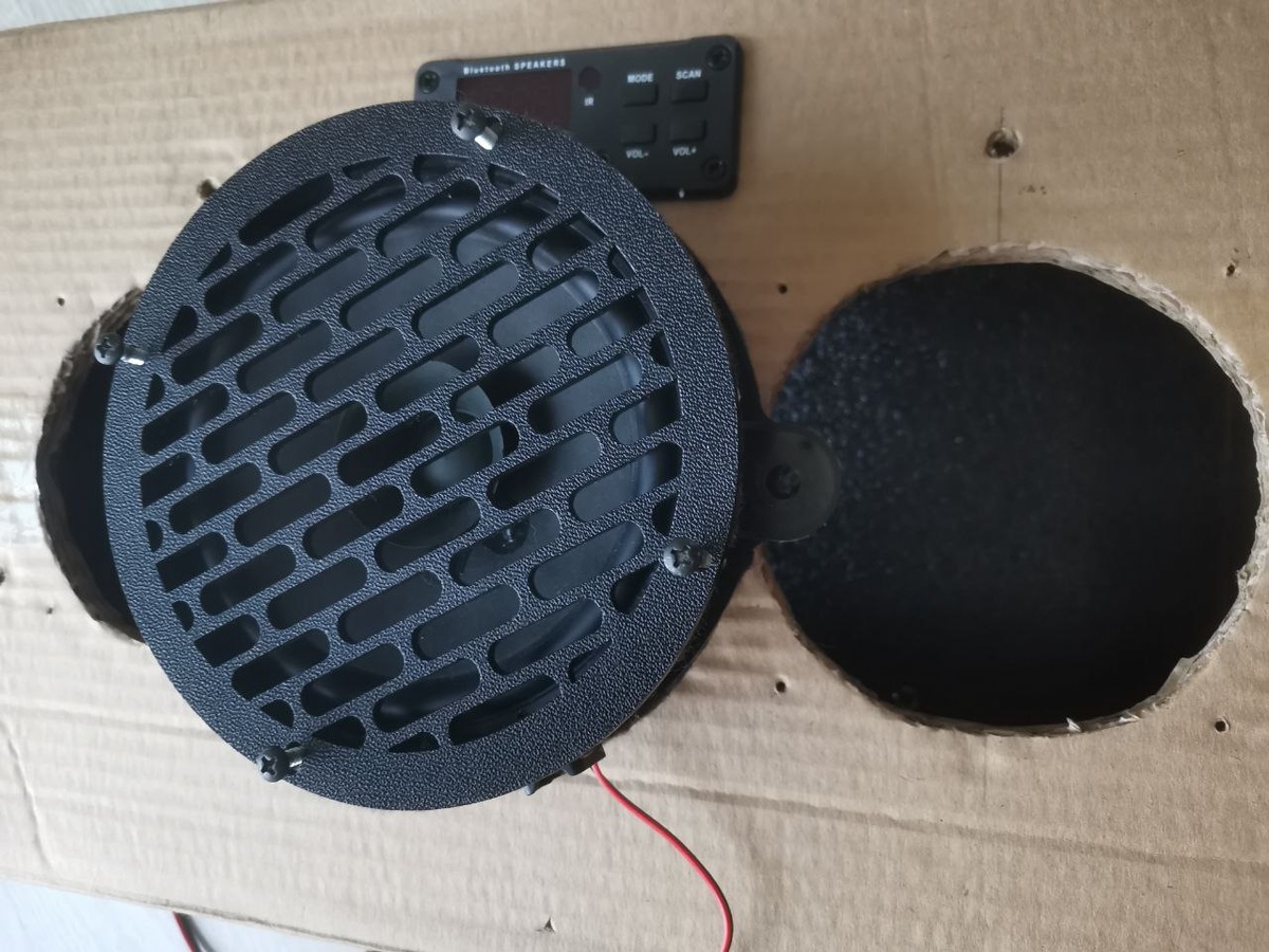 Демонтируем из ящика динамики с грилями, открутив болты