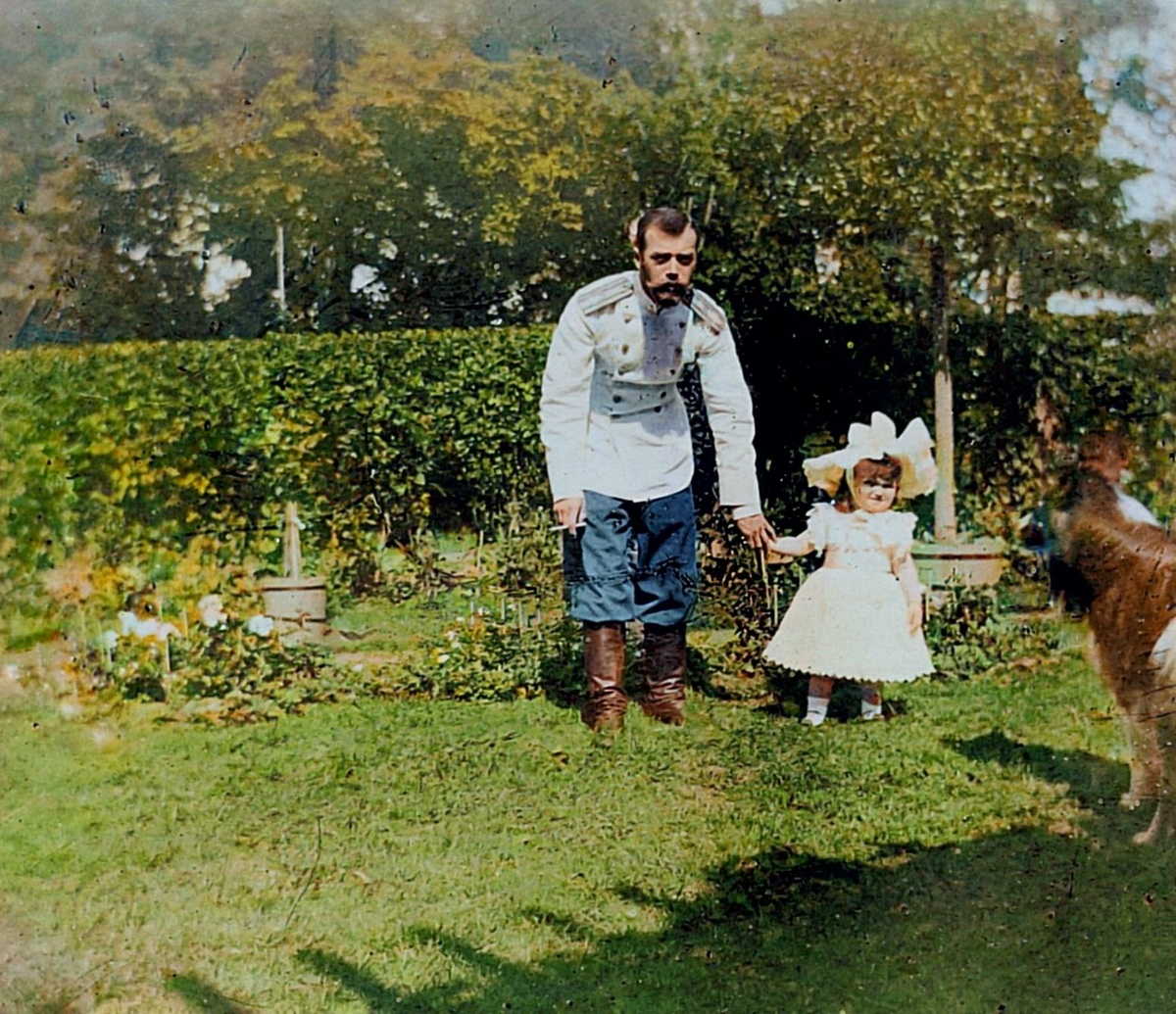 Счастливый отец Николай II с маленькой Ольгой (1897)