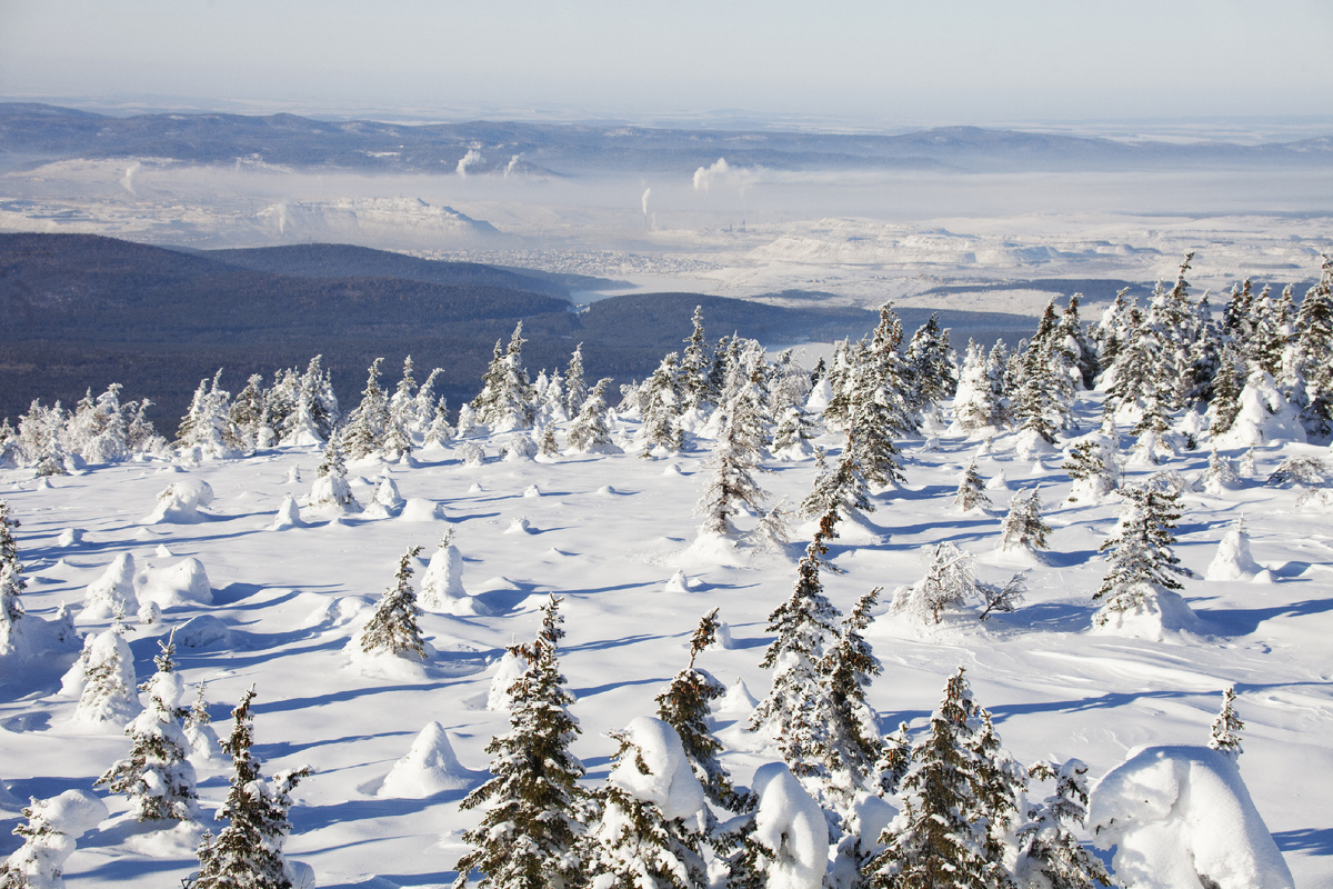 Вид с горного хребта Зюраткуль, город Сатка вдали. Южный Урал, Россия. Источник фото: shutterstock.com