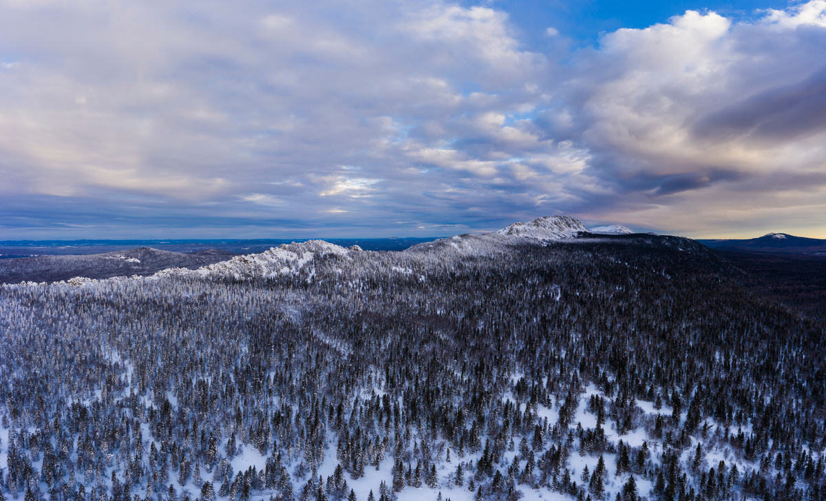 Горный хребет и хвойные деревья зимой. Вид с высоты птичьего полета. Национальный парк «Таганай», Южный Урал, Россия. Источник фото: shutterstock.com
