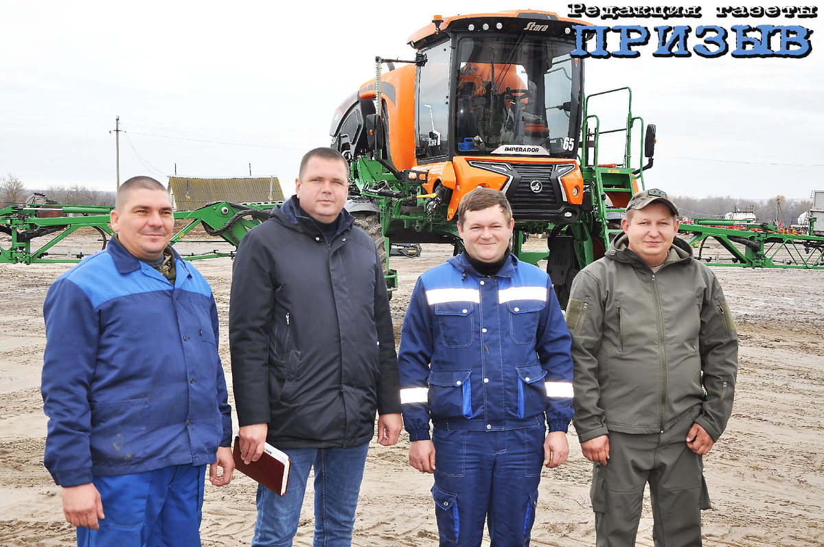 С.П. Вальков, тракторист-машинист, А. А. Зыков, главный агроном,
механизаторы И.С. Балалыкин и Ю.С. Мадиков.