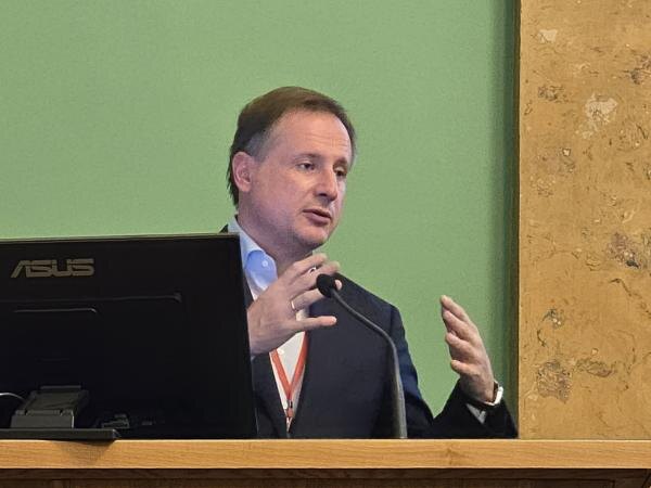 Фо­рум "Циф­ро­вая тран­сфор­ма­ция об­ра­зова­ния и тран­спортной от­рас­ли: ана­лиз опы­та и пер­спек­ти­вы раз­ви­тия". На фо­то: За­мес­ти­тель ге­нераль­но­го ди­рек­то­ра РЖД Ев­ге­ний Чар­кин.
Ан­на Шве­цова