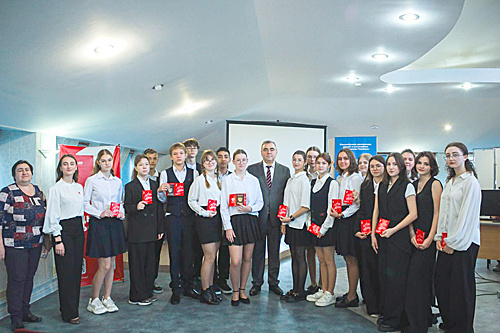    С.В. Рожков с юными получателями паспортов. / ФОТО автора Администратор