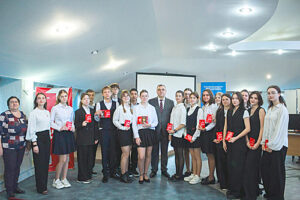 С.В. Рожков с юными получателями паспортов. / ФОТО автора Администратор  📷
