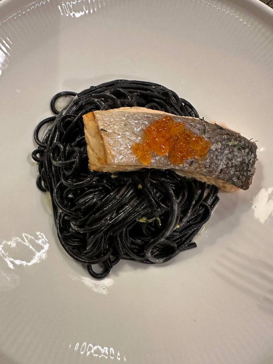 Лосось на гриле с черной пастой и соусом Белое вино - нереально вкусно