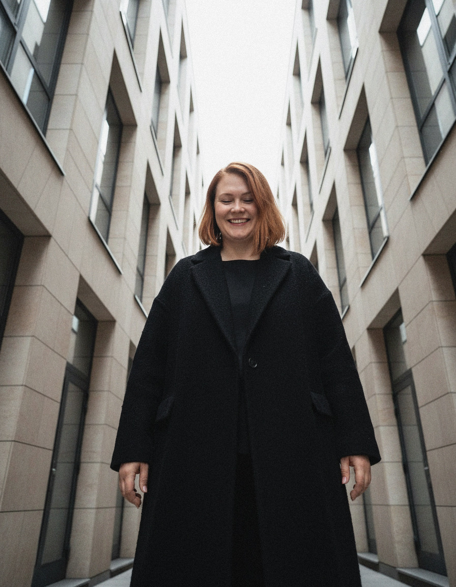 Раз уж на то пшло, то вот сгенерированное нейросетью фото. Вполне можно сгененировать аватара на любом фоне,. Аватара, похожего на себя