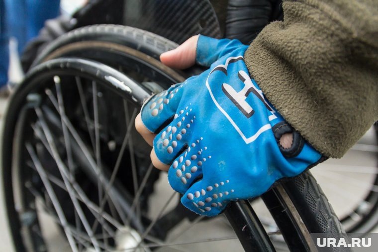     Исупов передвигается в коляске по территории колонии