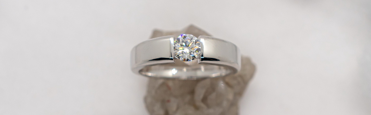 Кольцо из белого золота с бриллиантом