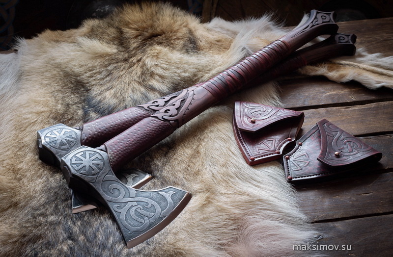 Исторические мотивы в рабочем топоре 
от кузницы "Уральский мастеровой".
На мой взгляд, такой подход не только допустим, 
но и полностью оправдан.
Это дух времени.
Красота и суровость таких изделий
будит в мужчине позабытый зов предков 