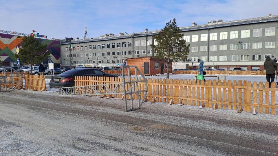    Подготовка к заливке катка у ТРЦ Galaxy в Барнауле. Источник: "Толк"