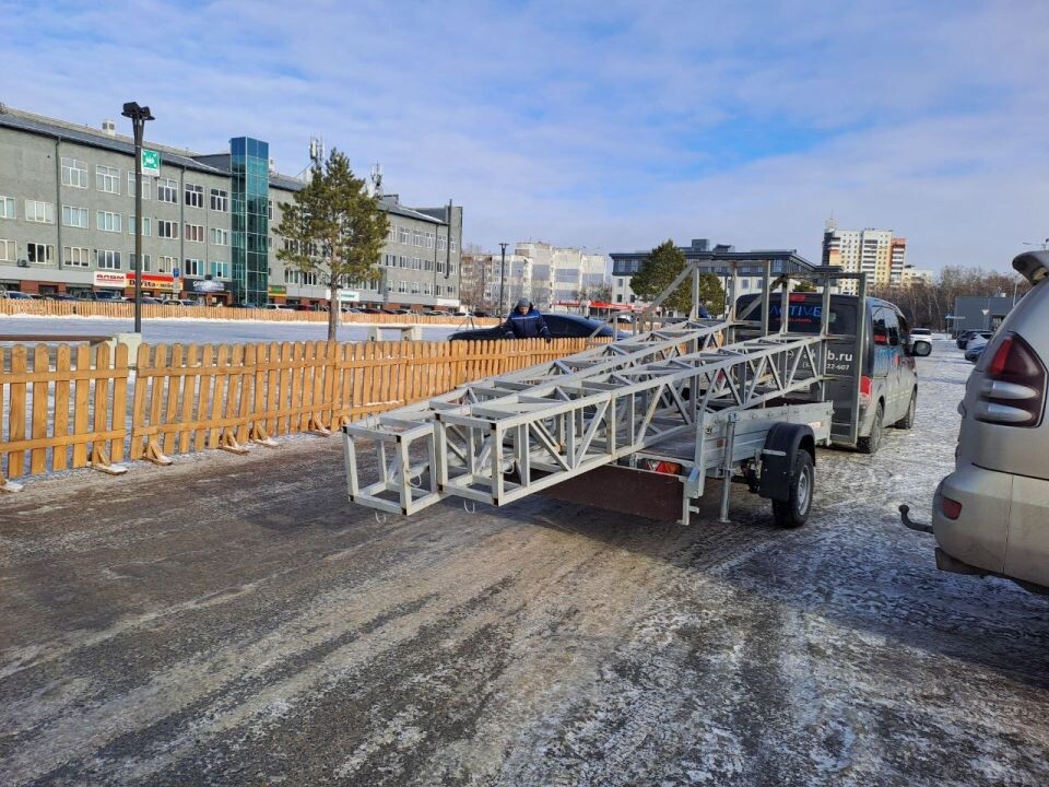    Подготовка к заливке катка у ТРЦ Galaxy в Барнауле. Источник: "Толк"