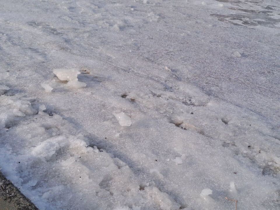    Подготовка к заливке катка у ТРЦ Galaxy в Барнауле. Источник: "Толк"