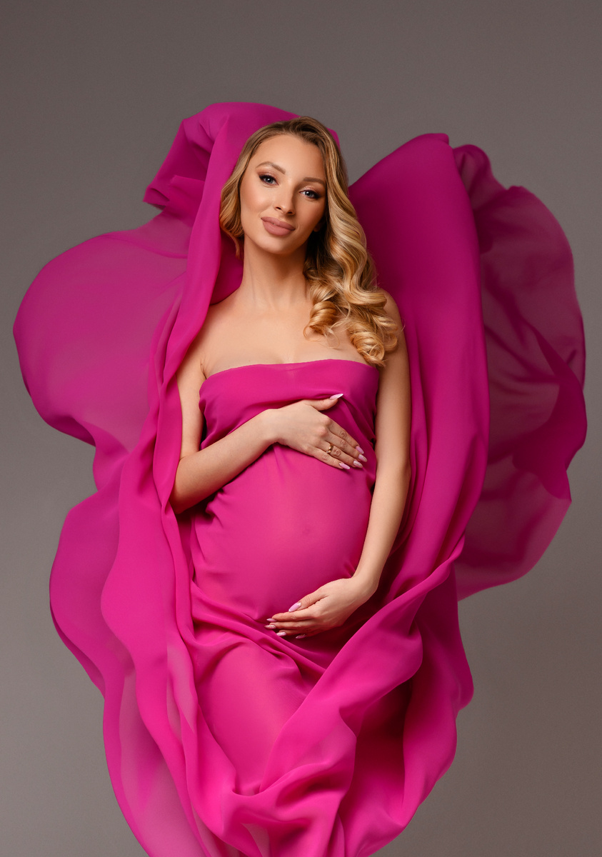 Фотосессия беременности в летающей розовой ткани