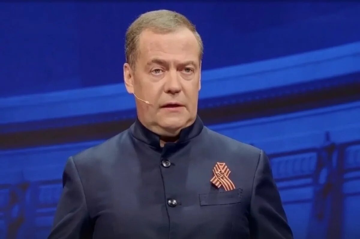    Медведев рассказал, кто мог «сдать» Зеленского в коррупционном деле